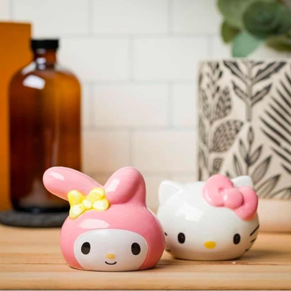 NIB: Hello Kitty And My Melody 3D Sculpted Ceramic Salt and Pepper Shaker Set